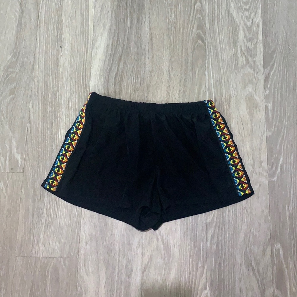 Black side detail shorts. Juniors size L